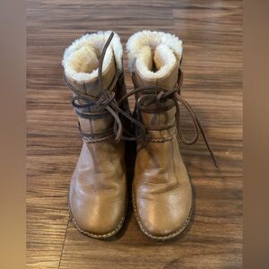 UGG W Caspia Shearling Boots size 9US in Light Brown color